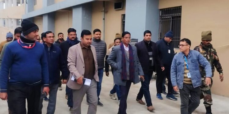 जिलाधिकारी ने गंगवाड़ा स्थित प्राथमिक स्वास्थ्य केंद्र सदर का किये निरीक्षण