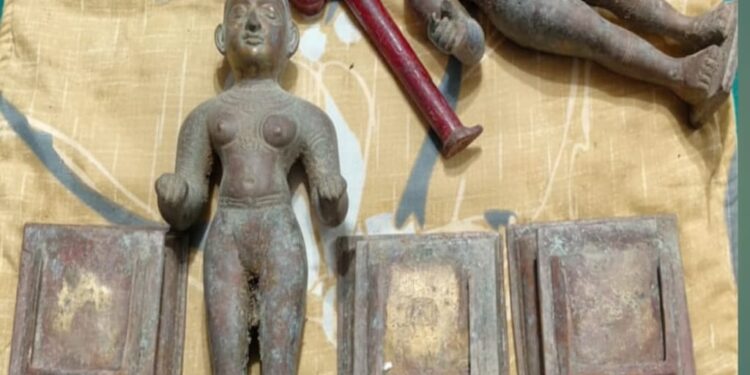 थावे मंदिर चोरी कांड के आरोपी के घर छापेमारी, अष्टधातु की दो प्राचीन मूर्तियां बरामद।