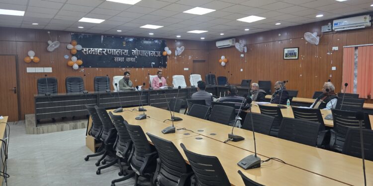 जिला पदाधिकारी श्री पवन कुमार सिन्हा द्वारा समाहरणालय, गोपालगंज में सारण शिक्षक निर्वाचन क्षेत्र की निर्वाचन नामावली सूची का अंतिम प्रकाशन उपरांत बैठक किया गया।