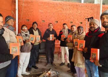 पूर्व विधायक डॉ. मिथिलेश ने कार्यकर्ता दरबार में सुनी जनसमस्याएं, रामचरितमानस भेंट कर दिया सेवा का संदेश।