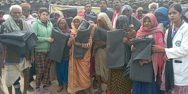 रोटी बैंक टीम ने किया वृहद कंबल,गरम कपड़ा, वितरण