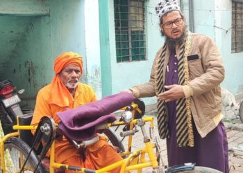 ठिठुरती सर्दी में गरीबों को बांटे कम्बल ।