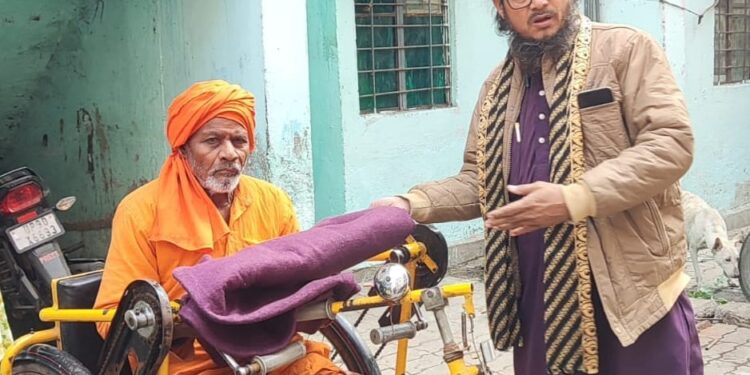 ठिठुरती सर्दी में गरीबों को बांटे कम्बल ।