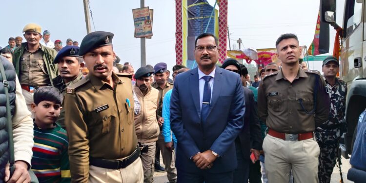 भारत के सबसे बड़े शिवलिंग का गोपालगंज में भव्य प्रवेश, बलथरी चेक पोस्ट पर हुआ पूजा-अर्चना