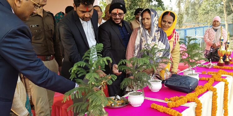 नई चेतना अभियान के तहत जीविका दीदियों की एकदिवसीय क्रिकेट प्रतियोगिता का शुभारंभ