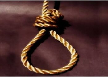 प्रेम-प्रसंग में किशोरी ने लीची के पेड़ से लटककर दी जान, इलाके में फैली सनसनी।