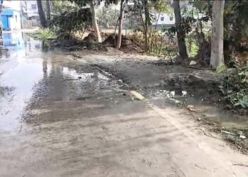 नरक बनी सड़कें, नाले के ओवरफ्लो से राहगीर परेशान, प्रशासन मौन।