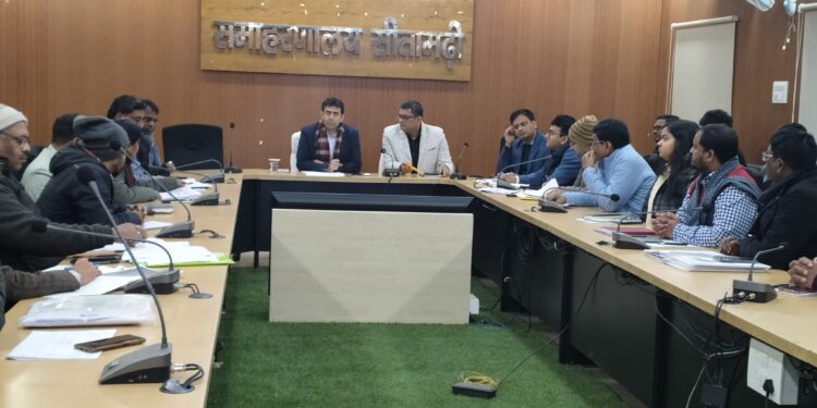 जिले में सरकार की विकासात्मक एवं जनकल्याणकारी योजनाओं को और अधिक प्रभावी, पारदर्शी तथा समयबद्ध ढंग से धरातल पर उतारने के उद्देश्य से आज समाहरणालय स्थित विमर्श सभाकक्ष में जिलाधिकारी श्री रिची पांडेय की अध्यक्षता में विभिन्न विभागों की जिला स्तरीय समन्वय बैठक आयोजित की गई।