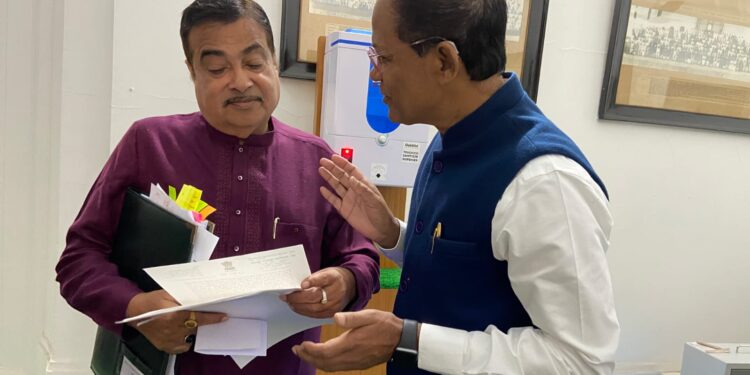 जर्जर डुमरिया पुल के लिए सांसद डॉ. आलोक कुमार सुमन ने फिर उठाई आवाज, नितिन गडकरी को सौंपा पत्र