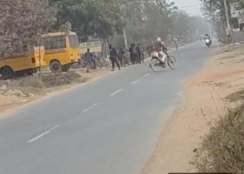 जिला पदाधिकारी के आदेश की उड़ाई जा रही धज्जियाँ,शीतलहर में भी खुले रहे निजी विद्यालय