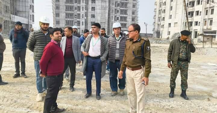 मैरवा में निर्माणाधीन मेडिकल कॉलेज एवं अस्पताल का निरीक्षण करने पहुंचे जिला पदाधिकारी सिवान