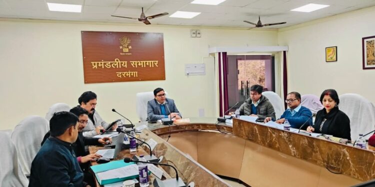 आयुक्त, दरभंगा प्रमण्डल की अध्यक्षता में विभिन्न योजनाओं की हुई गहन समीक्षा