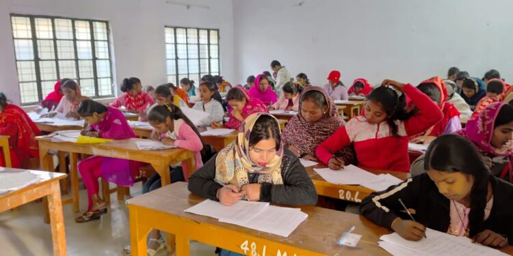 पुपरी में सेकेंड चांस एजुकेशन के तहत मॉक टेस्ट, 150 से अधिक शिक्षार्थी हुए शामिल