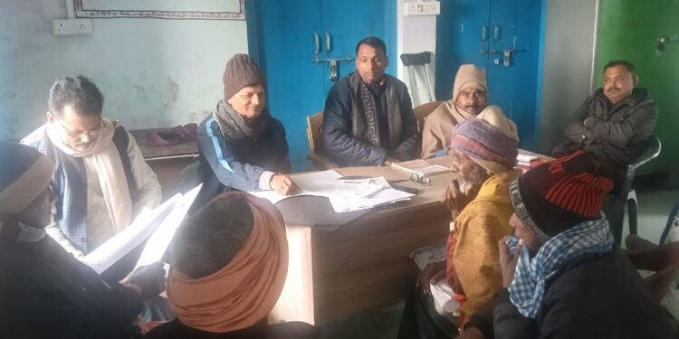 ग्राम कचहरी हथीगई में केस की सुनवाई करते सरपंच केशव कुमार