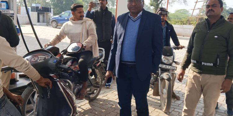 अतर्रा के ग्रामीण क्षेत्र के पेट्रोल पम्प पर नो हेलमेट- नो फ्यूल की हुई जाँच