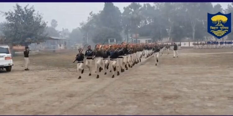 सिवान जिला पुलिस लाइन में डीआईजी ने ली पीटी परेड, दिए अनुशासन व कार्यकुशलता के निर्देश