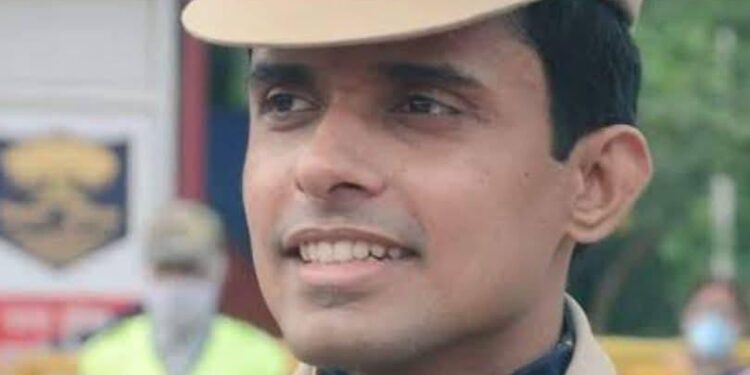 विनय तिवारी होंगे गोपालगंज के नए एसपी, अवधेश दीक्षित का लखीसराय तबादला।