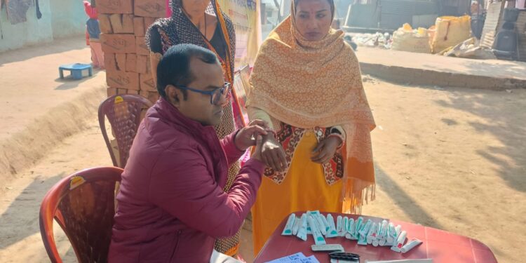 स्वामी विवेकानंद स्वास्थ्य सेवा यात्रा के तत्वाधान में निःशुल्क चिकित्सा शिविर में मानवता की सेवा।