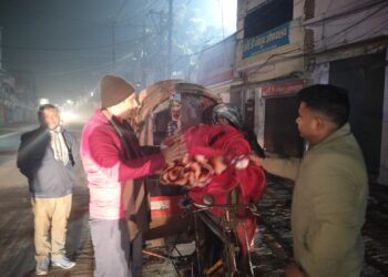 सीतामढ़ी जिला पदाधिकारी और आरक्षी अधीक्षक ने देर रात शहर के विभिन्न स्थानों का निरीक्षण कर गरीबी में कम्बल वितरण किया।