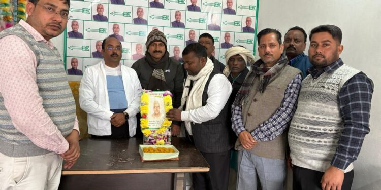 जेडीयू कार्यालय विजयीपुर में श्रद्धा के साथ मनाई गई जननायक कर्पूरी ठाकुर की जयंती