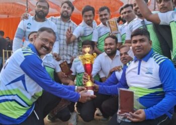 मैत्री क्रिकेट मैच में अधिवक्ता एकादश ने न्यायिक एकादश को चार विकेट से पराजित कर ट्रॉफी पर जमाया कब्जा