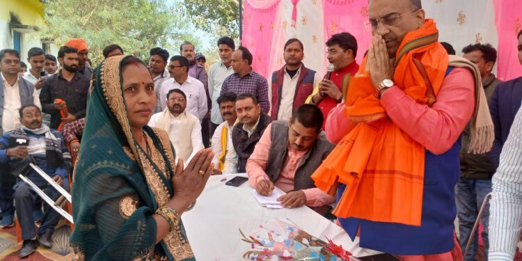 मतदाता आभार सह जनसंवाद यात्रा के दौरान लौवान गांव में स्वास्थ्य एवं विधि मंत्री मंगल पांडेय का हुआ शानदार स्वागत