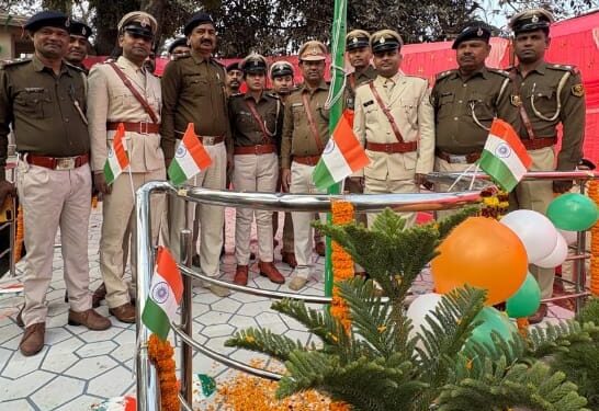 बड़हरिया प्रखंड मुख्यालय सहित ग्रामीण क्षेत्रों के सभी सरकारी और गैर सरकारी विद्यालयों, संस्थाओं पर 77वें गणतंत्र दिवस पर राष्ट्रीय ध्वज तिरंगा झंडा फहराया गया