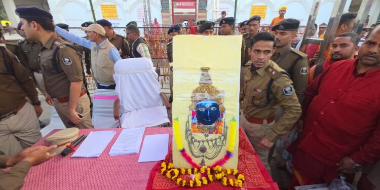 गोपालगंज: थावे मंदिर चोरी कांड का बड़ा खुलासा, मुख्य आरोपी शरीफ साईं समेत 4 गिरफ्तार; कीमती आभूषण बरामद।