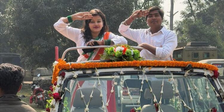 सीतामढ़ी: नियमों को ताक पर रख पुलिस वाहन पर ‘रील’बाजी, डीएम रिची पांडेय ने दिए कड़े कार्रवाई के आदेश।