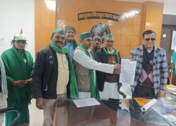 किसानो की समस्याओं को लेकर भारतीय किसान यूनियन का कमिश्नर को ज्ञापन।