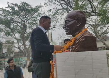 महात्मा गाँधी की पुण्यतिथि पर गोपालगंज जिला प्रशासन ने दी भावभीनी श्रद्धांजलि।