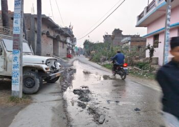 नरक बनी मांझा पूर्वी की सड़कें, नाले के गंदे पानी के बीच ‘सर्कस’ करने को मजबूर राहगीर।