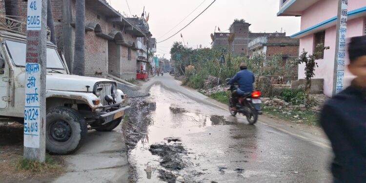 नरक बनी मांझा पूर्वी की सड़कें, नाले के गंदे पानी के बीच ‘सर्कस’ करने को मजबूर राहगीर।