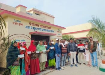 मुरारपट्टी में 30 लाभुकों को दिया गया कबीर अंत्येष्टि की राशि का चेक