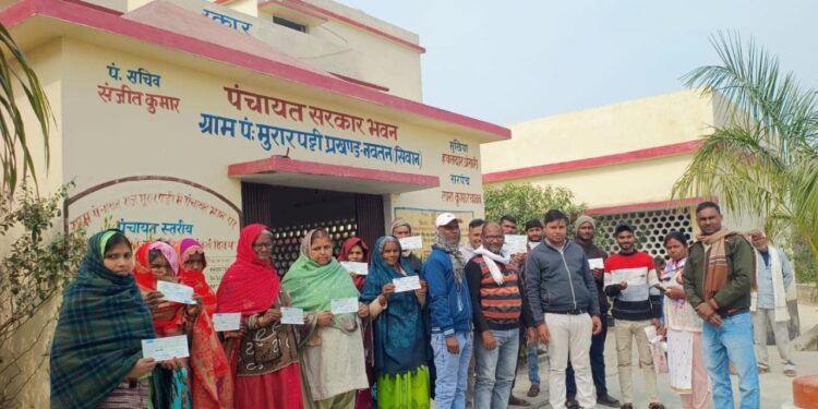 मुरारपट्टी में 30 लाभुकों को दिया गया कबीर अंत्येष्टि की राशि का चेक