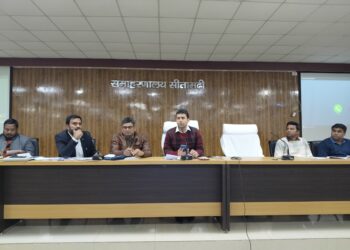 जिला पदाधिकारी ने पंचायती राज विभाग की योजनाओं की समीक्षा की, सोलर स्ट्रीट लाइट योजना पर जताई नाराजगी।