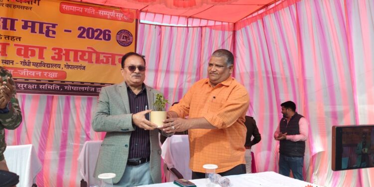 सड़क सुरक्षा माह 2026 के तहत गांधी महाविद्यालय में मेगा कैंप का भव्य आयोजन