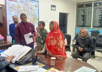 जिलाधिकारी ने सुनी आमजनों की समस्याएँ, त्वरित समाधान के दिए निर्देश।