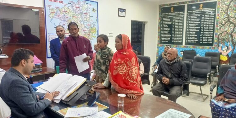 जिलाधिकारी ने सुनी आमजनों की समस्याएँ, त्वरित समाधान के दिए निर्देश।