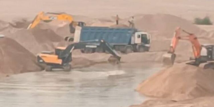 अवैध खनन मेविधायक नरैनी ने पत्र लिखकर की कार्यवाही की मांग