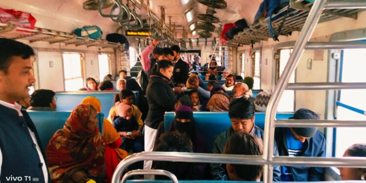 गोरखपुर-थावे-छपरा रेलखंड पर रेलवे का बड़ा एक्शन; 91 यात्री धराए, वसूला हजारों का जुर्माना।