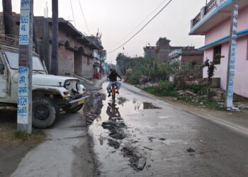 नरक बनी मुख्य सड़क: मांझागढ़ के लंगटुहाता और पुरानी बाजार के बीच सड़क पर बह रहा नाले का गंदा पानी