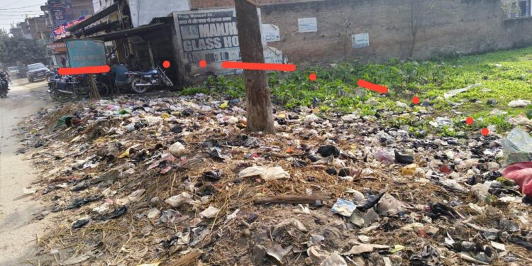 अस्पताल के द्वार पर ‘बीमारी’ का पहरा: पीएचसी मांझा के सामने कचरे का अंबार, संक्रमण का बढ़ा खतरा।