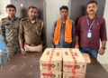 गोपालगंज: उत्पाद विभाग की बड़ी कार्रवाई, देसी शराब के साथ बाइक सवार तस्कर गिरफ्तार।