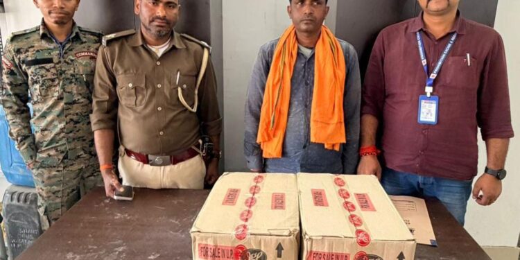 गोपालगंज: उत्पाद विभाग की बड़ी कार्रवाई, देसी शराब के साथ बाइक सवार तस्कर गिरफ्तार।