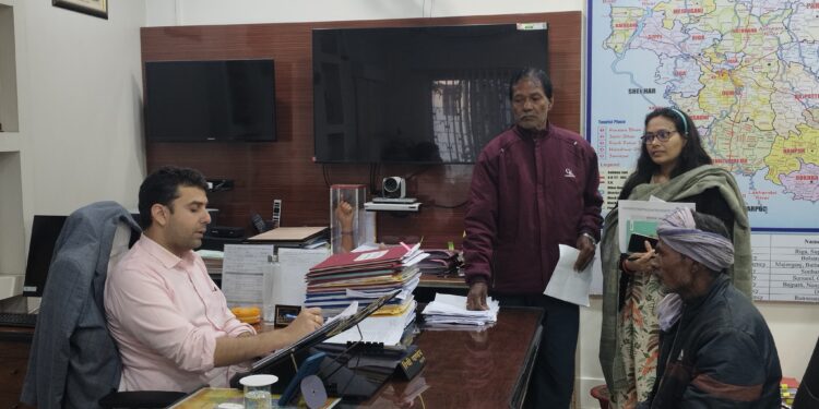 “सबका सम्मान-जीवन आसान” कार्यक्रम में जिलाधिकारी ने सुनीं 132 जन समस्याएं।