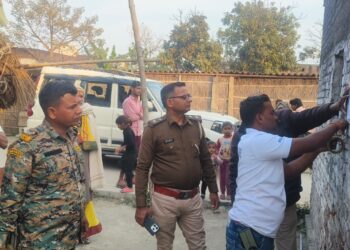 हत्या कांड में फरार आरोपियों के घर चस्पा हुआ इश्तेहार, पुलिस का कड़ा एक्शन