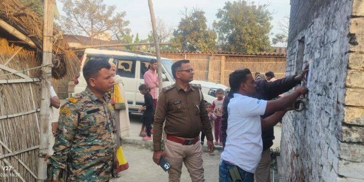 हत्या कांड में फरार आरोपियों के घर चस्पा हुआ इश्तेहार, पुलिस का कड़ा एक्शन