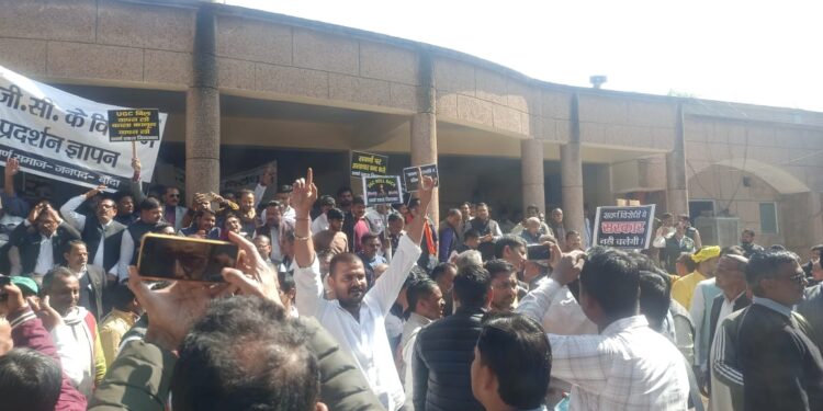 बांदा में सवर्ण समाज का उबालयूजीसी के विरोध में सड़कों पर उमड़ा जनसैलाब, राष्ट्रपति के नाम सौंपा ज्ञापन