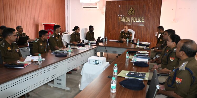 बांदा में एडीजी प्रयागराज जोन का दौरा: पुलिस लाइन का निरीक्षण, अपराध समीक्षा बैठक में सख्त निर्देश